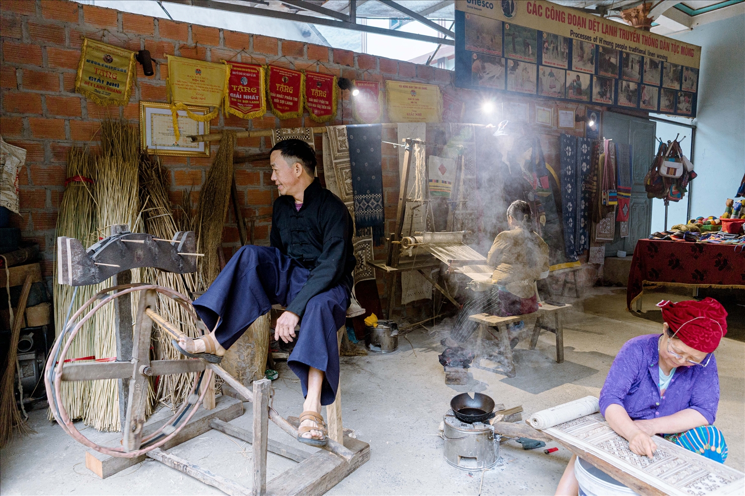 Du khách đến “cổng trời” Quản Bạ không chỉ ngắm cảnh đẹp mà còn có thể tận mắt xem người dân dệt lanh, thử vẽ hoa văn bằng sáp ong hay nhuộm vải từ lá rừng