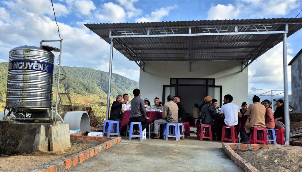 Bà con cùng chung vui tiệc mừng nhà mới ở điểm tái định cư thôn Kon Liêm, xã Xốp. (Ảnh: Ngọc Chí)