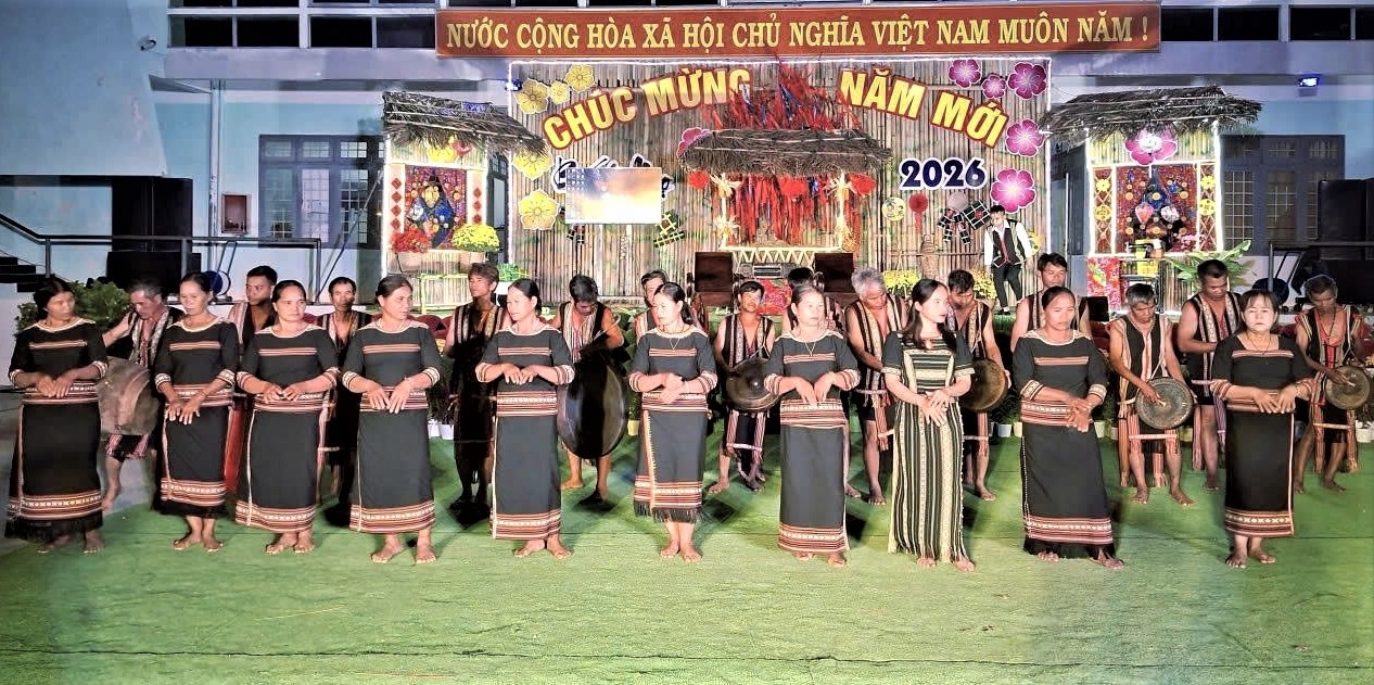 Đội nghệ nhân dân tộc Xơ Đăng, thôn Ke Joi, xã Bờ Y trình diễn tiết mục Mừng hội làng