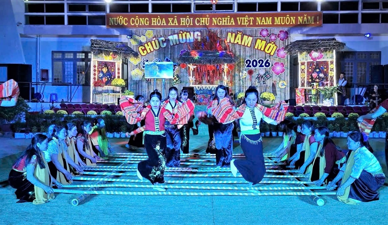 Tiết mục múa sạp của đội nghệ nhân dân tộc Thái