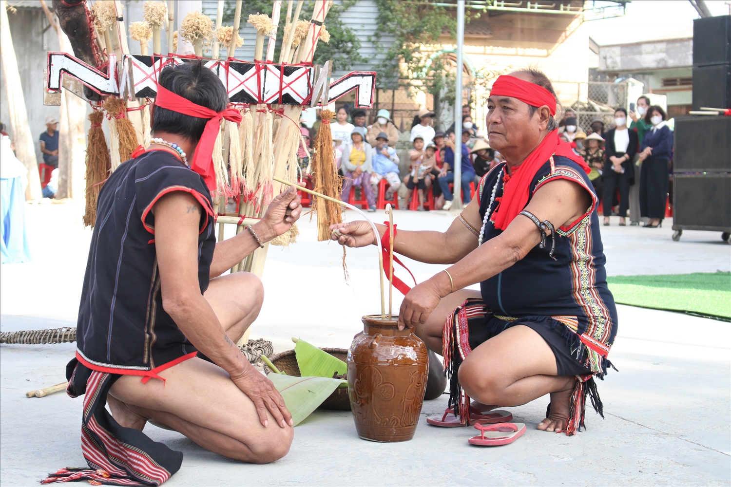 Già A Đẹp (bên phải) thực hiện nghi thức cúng Yàng trong Lễ mừng nhà rông mới. (Ảnh: Ngọc Chí)