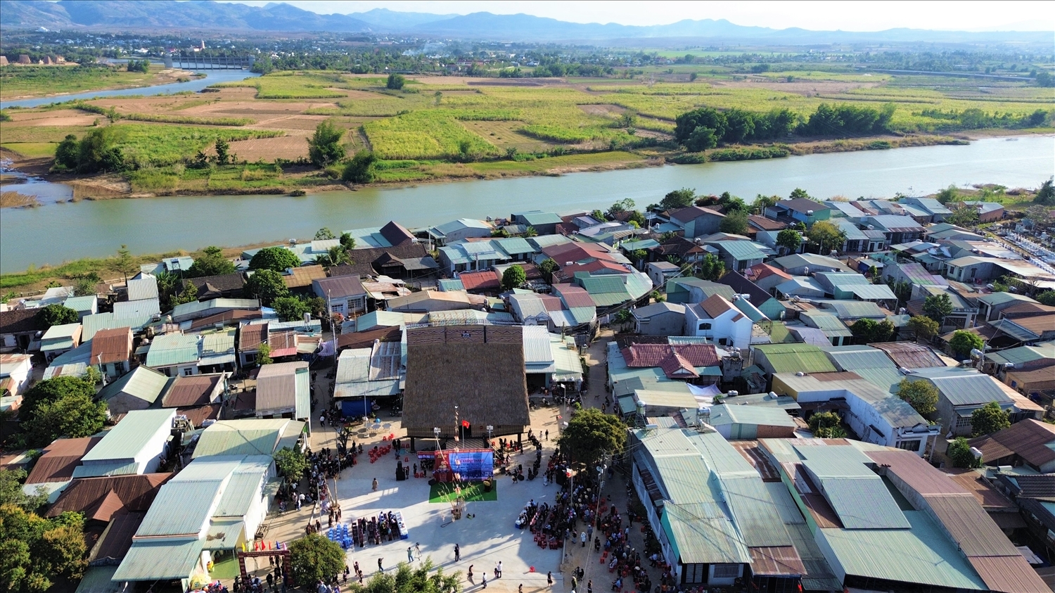 Làng Kon Rơ Bang 2 nằm dọc theo sông Đăk Bla hiền hòa và thơ mộng. (Ảnh: Ngọc Chí)