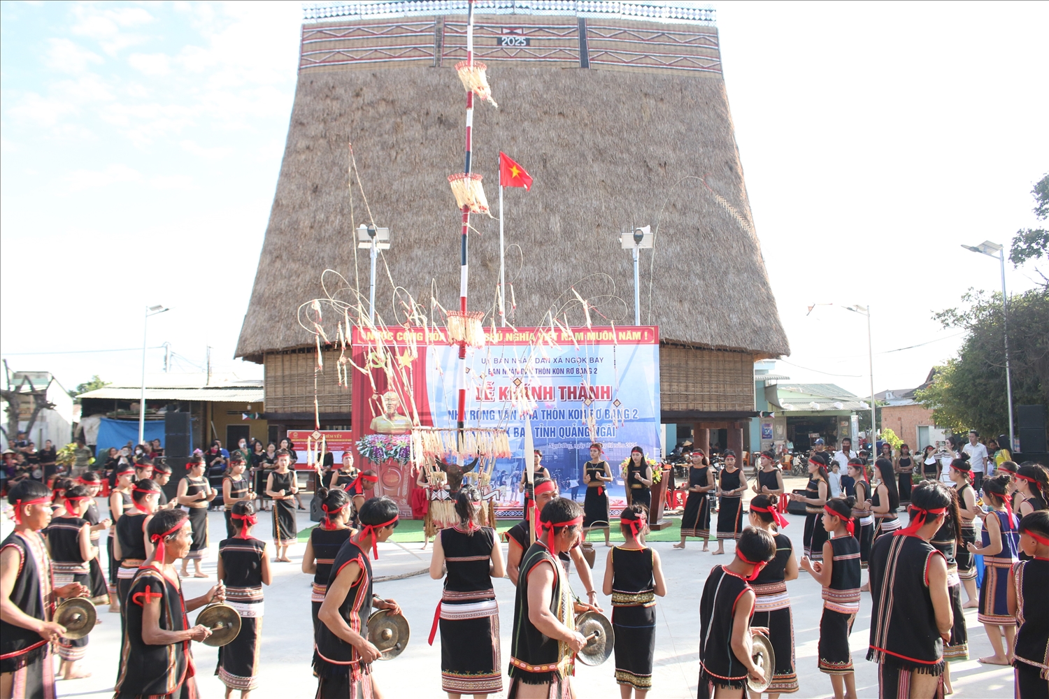 Khi nghi Lễ mừng nhà rông mới kết thúc, đó cũng là lúc phần hội bắt đầu. Những chàng trai tấu lên bài chiêng trầm hùng, những cô gái múa xoang uyển chuyển theo vòng tròn quanh cây nêu. (Ảnh: Ngọc Chí)