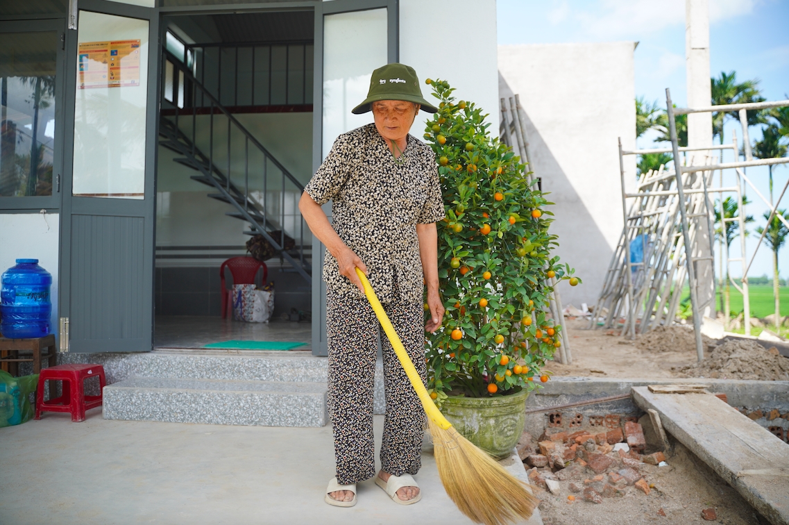 Bà Nguyễn Thị Chen (81 tuổi) đang dọn dẹp nhà chuẩn bị đón Tết. (Ảnh: Đ.Sang)