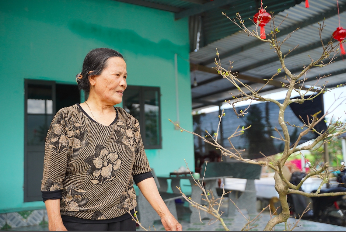 Bà Nguyễn Thị Thành (59 tuổi) rạng rỡ niềm vui chuẩn bị đón Tết trong căn nhà mới. (Ảnh: Đ.Sang)