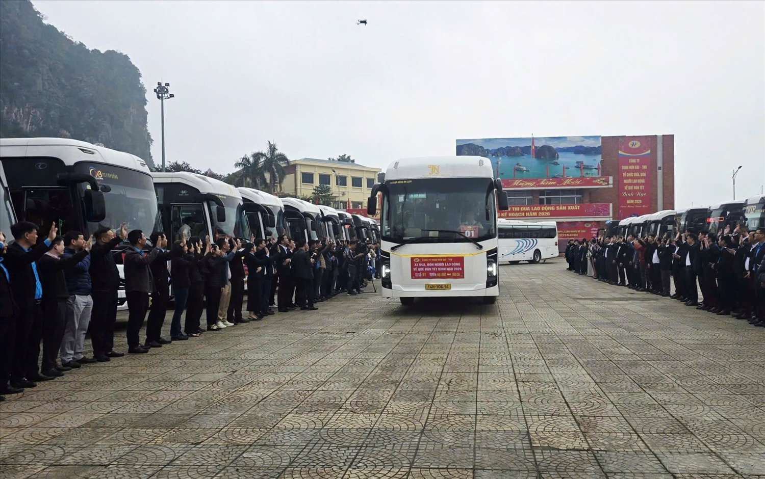 Đã từ nhiều năm nay, công ty than Hòn Gai tổ chức đưa đón công nhân về quê đón Tết