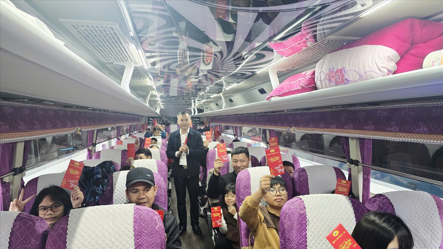 Ấm áp những chuyến xe đưa công nhân ngành than về quê đón Tết. Ảnh: Mỹ Dung