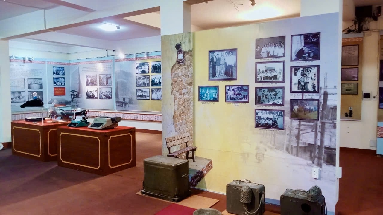 Không gian ký ức gần gũi, thân thương của thời bao cấp với tem phiếu, sổ gạo, điện thoại, radio...