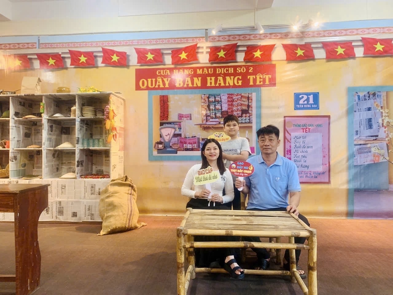 Không gian trưng bày dung dị, gợi lại cuộc sống thời bao cấp nhưng ấm áp, nghĩa tình