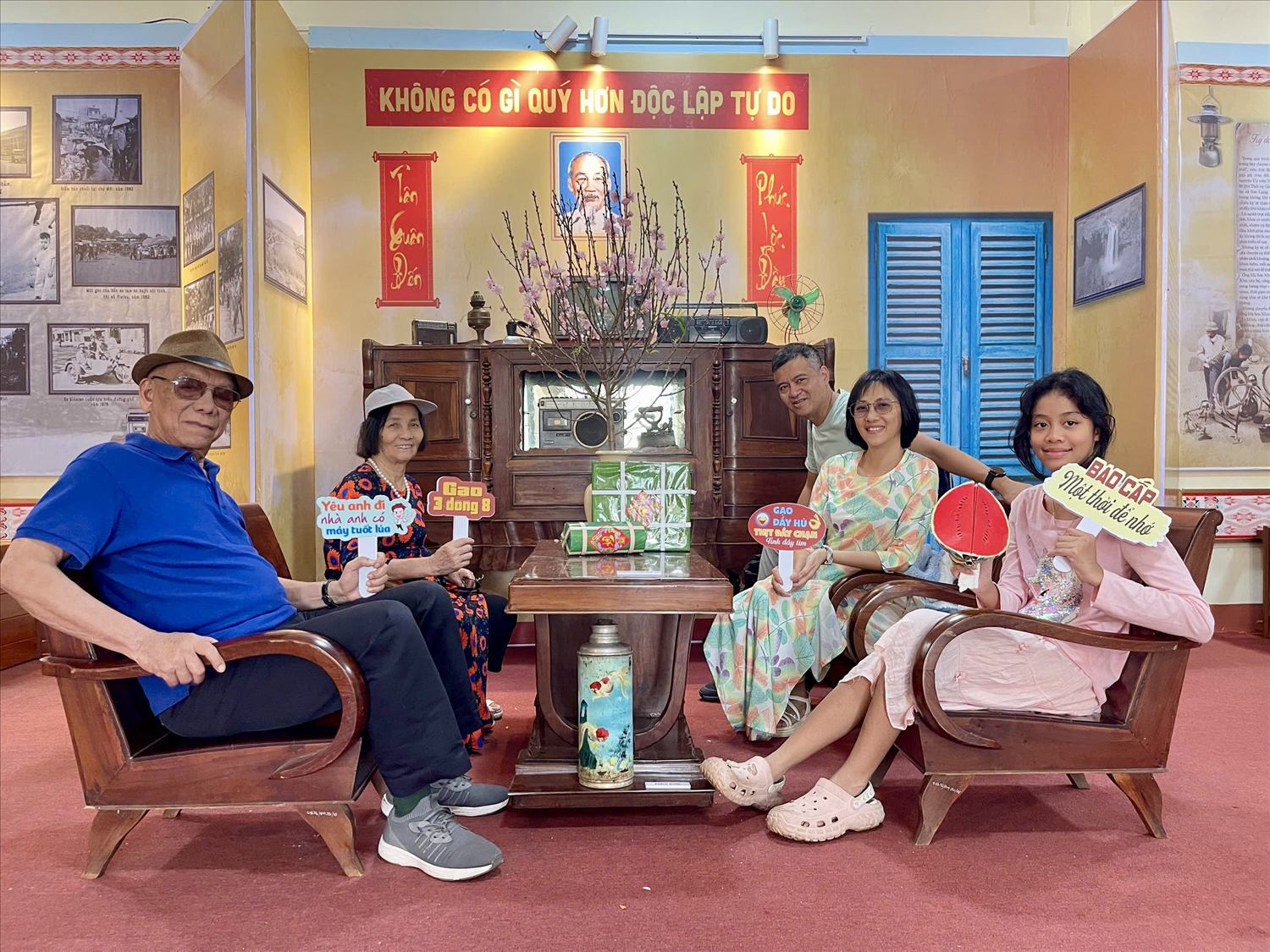 Người dân sống lại những ký ức một thời sau ngày đất nước thống nhất trong không gian trưng bày các hiện vật thời bao cấp