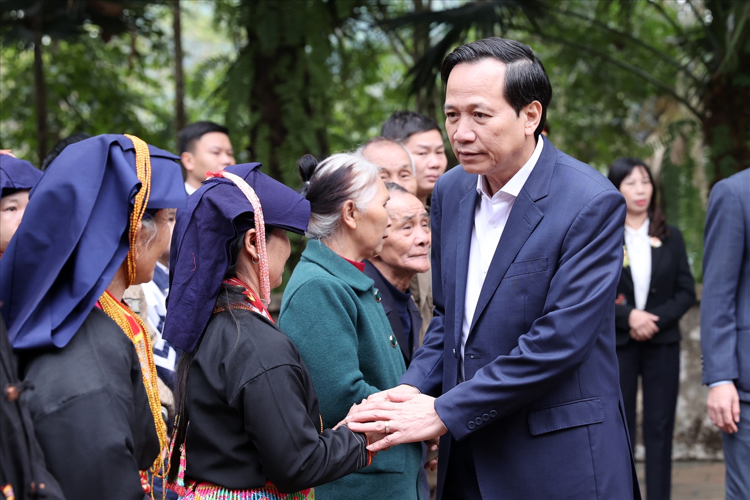 Bộ trưởng Đào Ngọc Dung thăm hỏi, tặng quà đồng bào DTTS tỉnh Tuyên Quang. (Ảnh: Lê Anh Dũng)