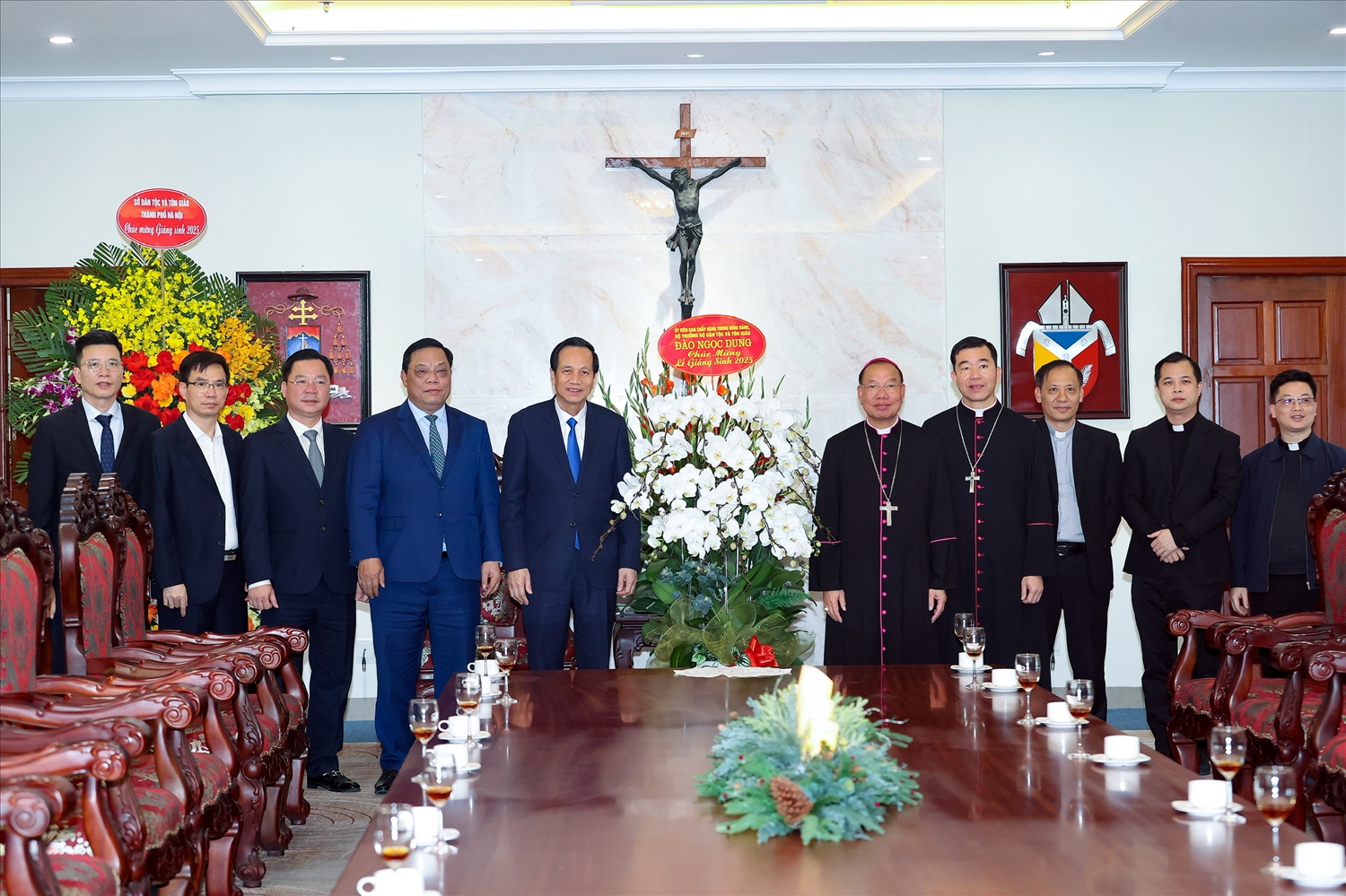 Bộ trưởng Đào Ngọc Dung, Thứ trưởng Nguyễn Hải Trung thăm, tặng quà Toà Tổng Giám mục Tổng Giáo phận Hà Nội (tháng 12/2025). (Ảnh: Lê Anh Dũng)
