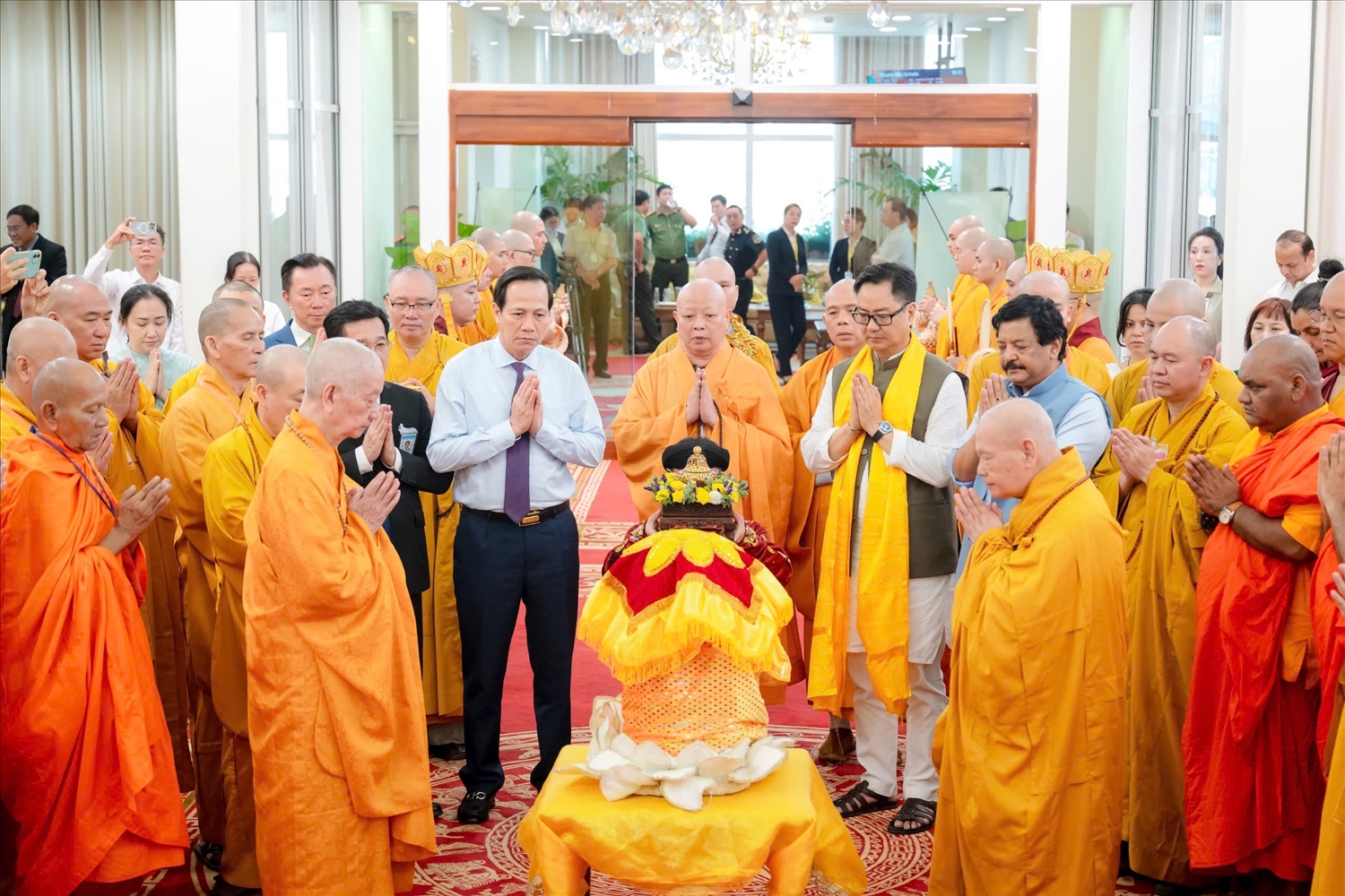 Bộ trưởng Đào Ngọc Dung và các đại biểu cung đón xá lợi Đức Phật (trong khuôn khổ Đại lễ Vesak Liên hợp quốc). 