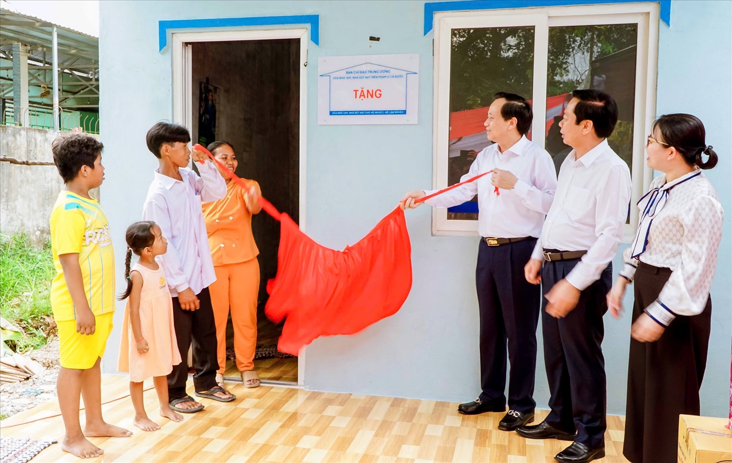 Bộ trưởng Đào Ngọc Dung dự khánh thành nhà mới trong Chương trình “xóa nhà tạm, nhà dột nát” cho hộ gia đình ông Thạch Trung Thái, dân tộc Khmer (xã Thới Lai, TP. Cần Thơ). (Ảnh: Tào Đạt) 