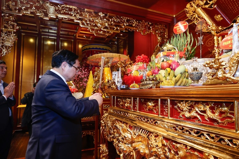 Thủ tướng Phạm Minh Chính dâng hương tại Hoàng thành Thăng Long - Ảnh: VGP/Nhật Bắc