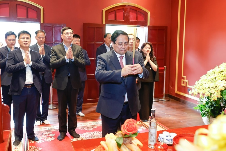 Thủ tướng Chính phủ Phạm Minh Chính và các đại biểu dâng hương tỏ lòng thành kính tưởng niệm, tri ân công đức các bậc tiền nhân đã khai mở nền văn hiến Thăng Long - Ảnh: VGP/Nhật Bắc