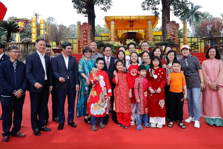 Thủ tướng Phạm Minh Chính chụp ảnh lưu niệm với khách tham quan tại Điện Kính Thiên trong khu Hoàng thành Thăng Long - Ảnh: VGP/Nhật Bắc