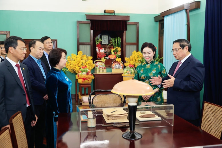 Thăm khu trưng bày một số hiện vật gắn liền với Bác Hồ trong thời gian Bác ở nhà 67, Thủ tướng Chính phủ Phạm Minh Chính lưu ý cán bộ nhân viên Khu di tích thay mặt toàn dân tộc, gìn giữ, bảo tồn, chăm sóc, phát huy những giá trị hiện vật Khu di tích - Ảnh: VGP/Nhật Bắc