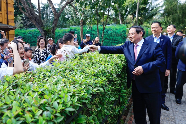 Thủ tướng và bà con, du khách tham quan - Ảnh: VGP/Nhật Bắc