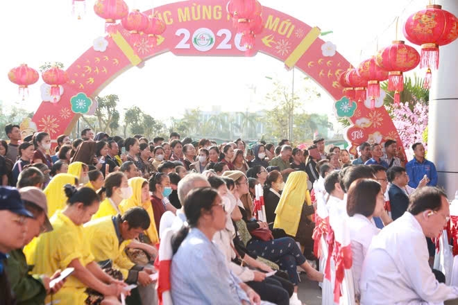 ""Chợ Tết 0 đồng" tại Bệnh viện Hữu nghị Đa khoa Nghệ An đã mang không khí Xuân vào khu điều trị, giúp người bệnh vơi bớt lo toan