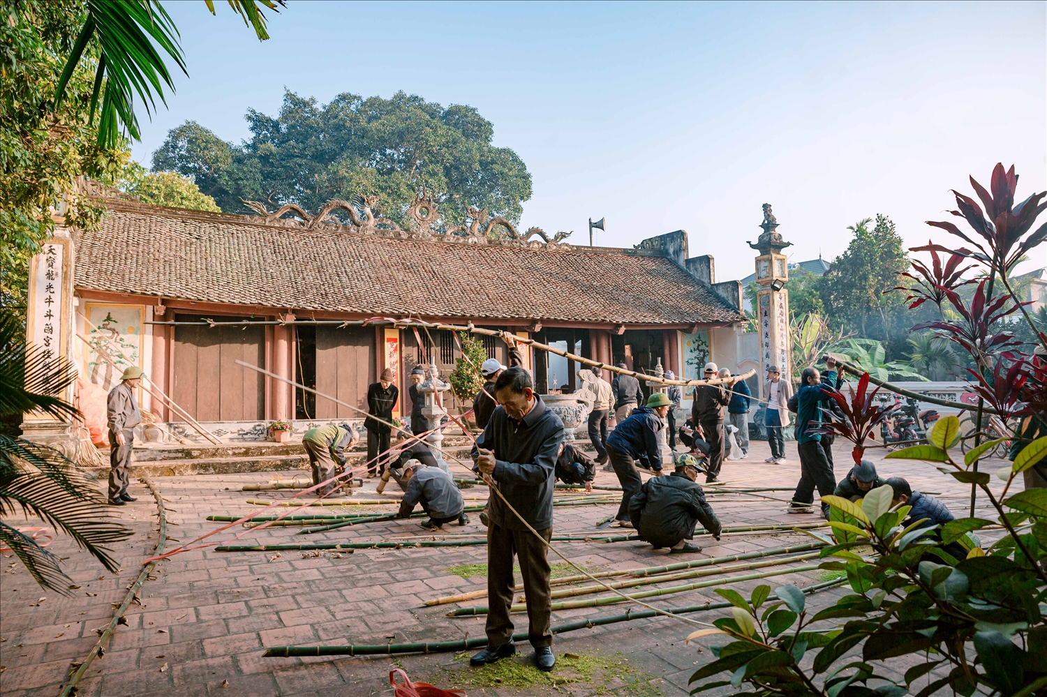 Người dân Thanh Khê cùng nhau làm cây đu Tết trong buổi sáng cuối cùng của năm cũ