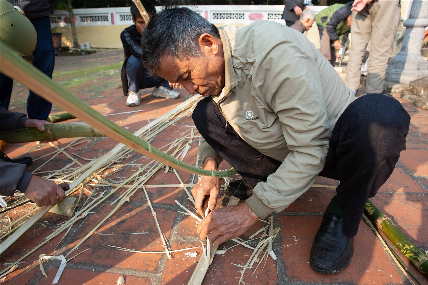 Những gia đình có cuộc sống êm ấm, con cháu hiếu thảo mới được chọn để góp tre làm đu
