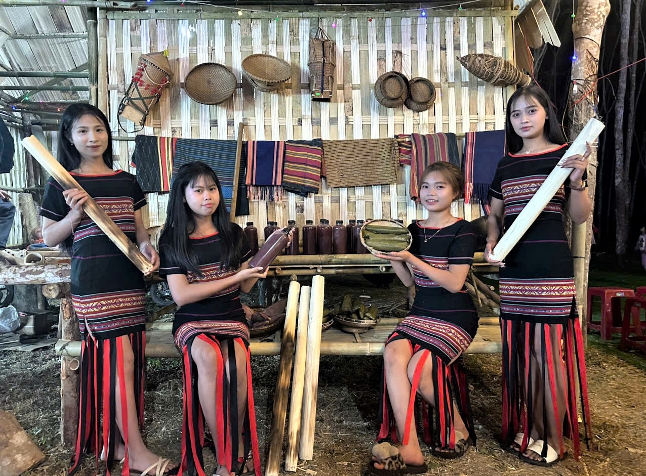 Các thiếu nữ thích thú khi check in tại không gian trưng bày các sản phẩm nghề truyền thống của người Xơ Đăng tại Hội hoa xuân Bính Ngọ 2026 do xã Sa Loong tổ chức