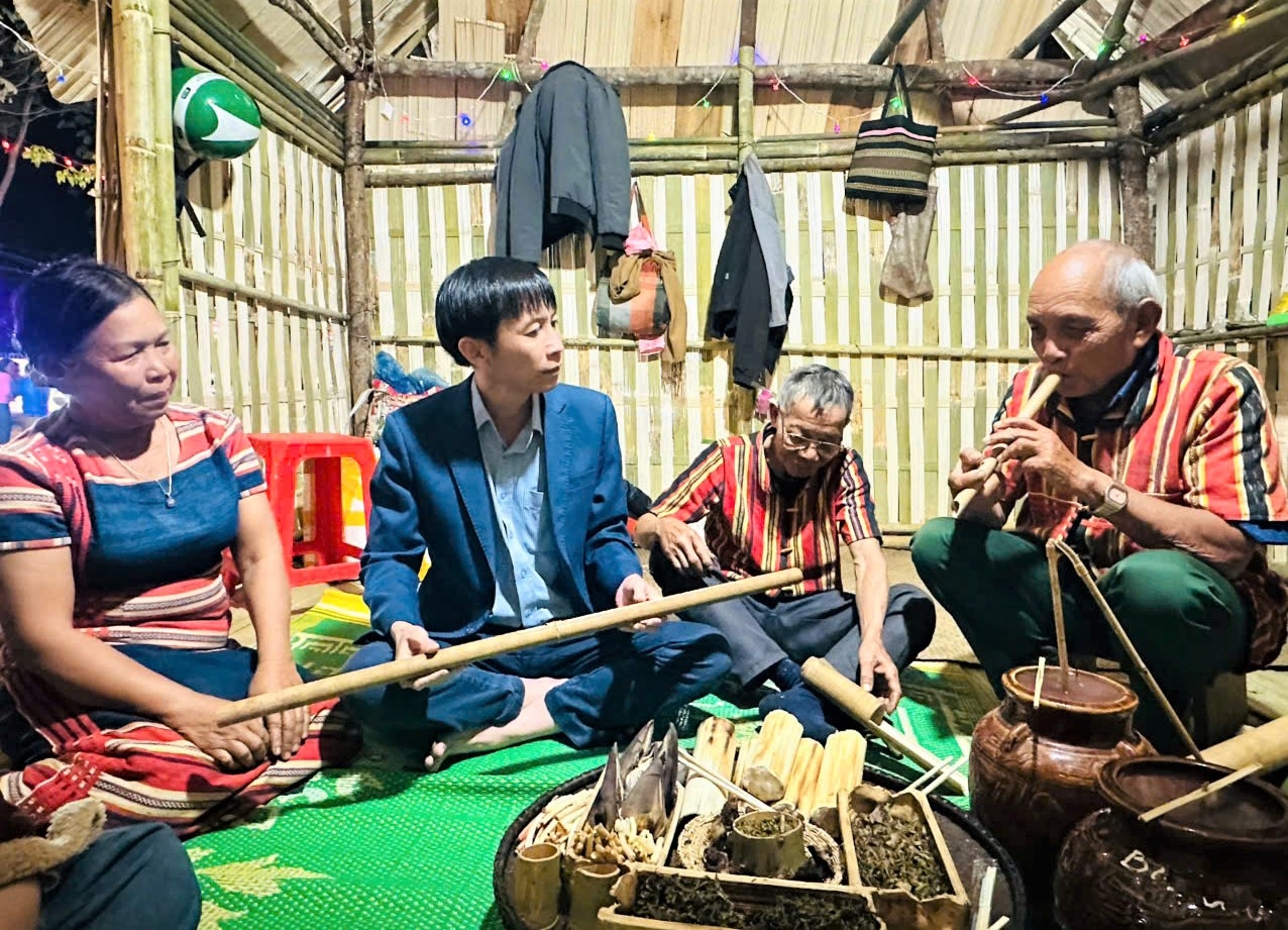 Lãnh đạo xã Sa Loong cùng trải nghiệm không gian văn hóa truyền thống của người Xơ Đăng tại Hội hoa xuân Bính Ngọ 2026