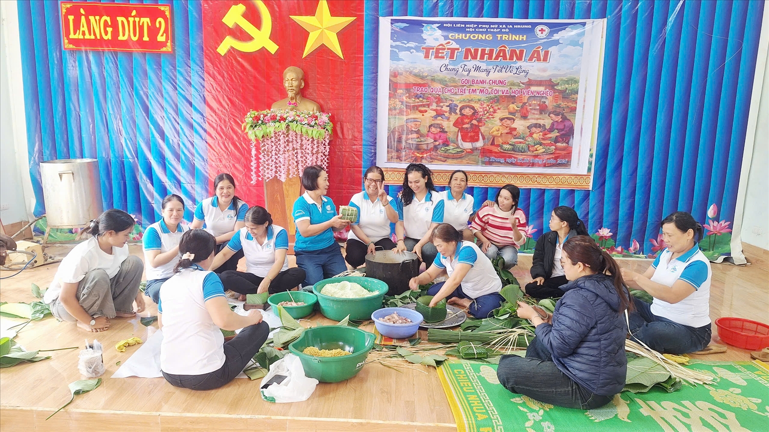 Chị em phụ nữ DTTS xã Ia Hrung háo hức gói bánh chưng xanh 