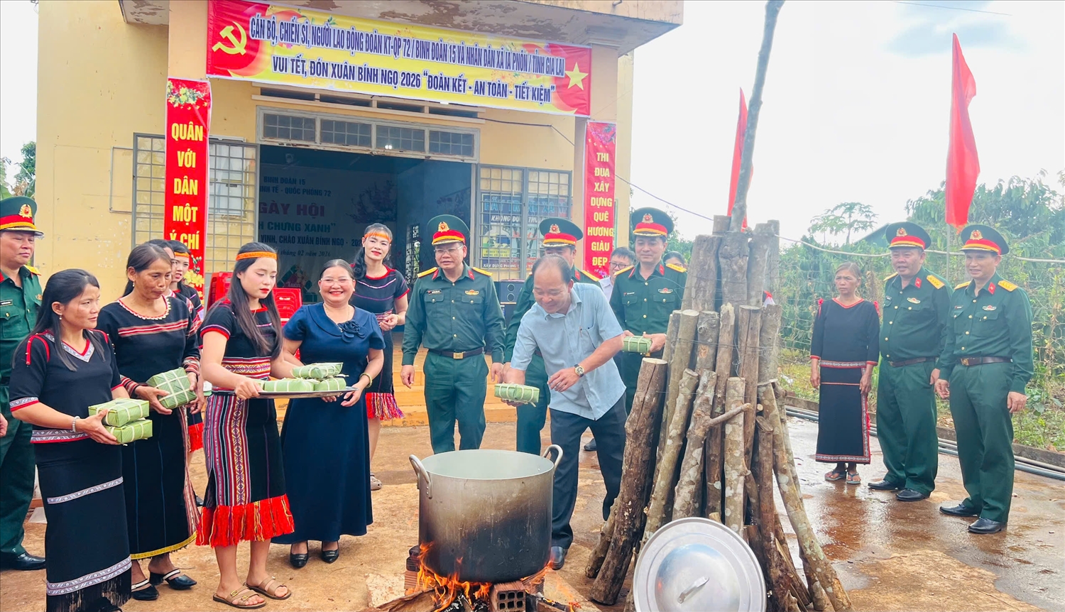 Dân làng Chan, xã Ia Pnôn cùng Bộ đội gói, luộc bánh chưng đón Tết