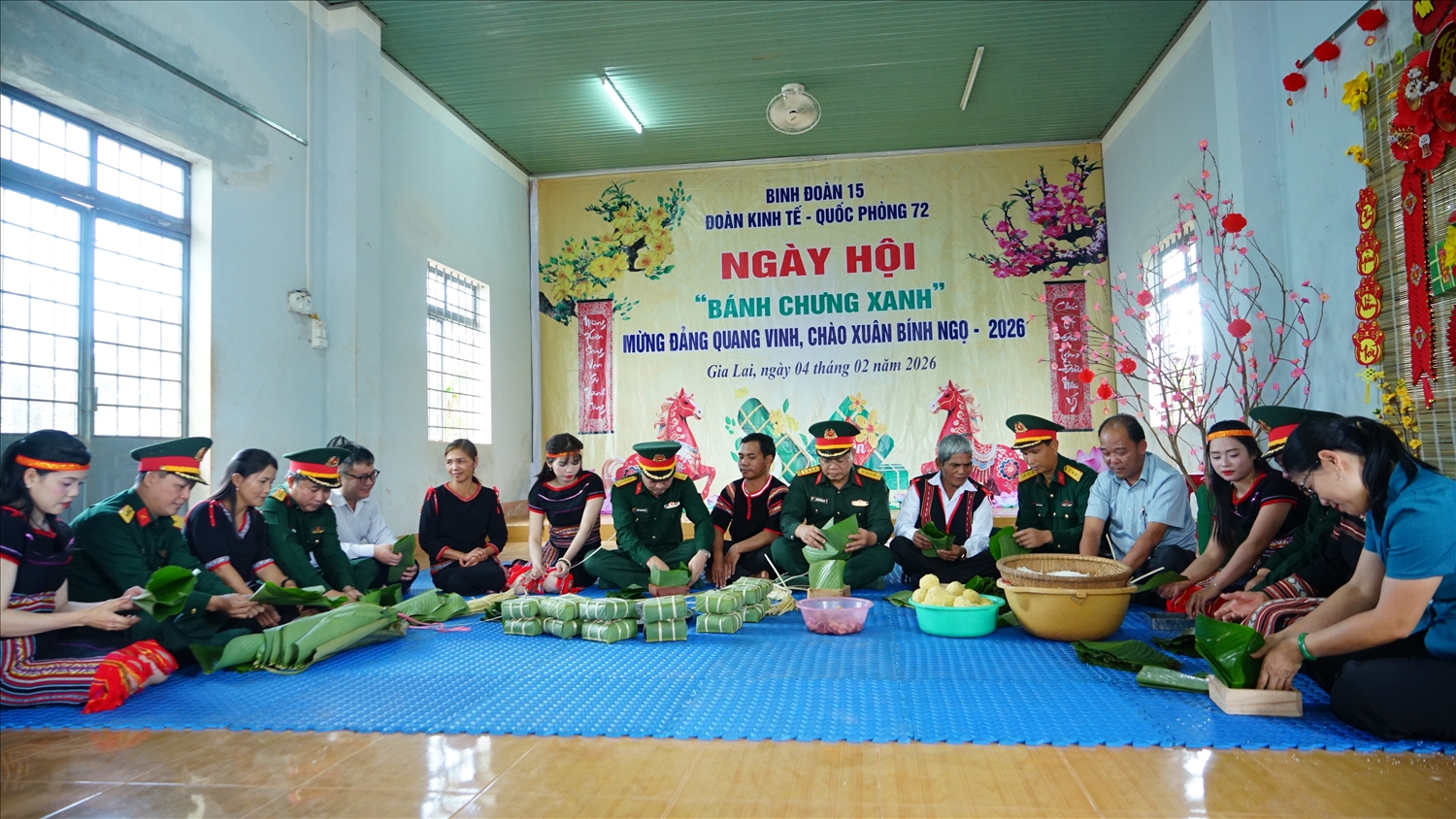 Bộ đội hướng dẫn dân làng Chan, xã Ia Pnôn gói bánh chưng xanh đón Tết Nguyên đán