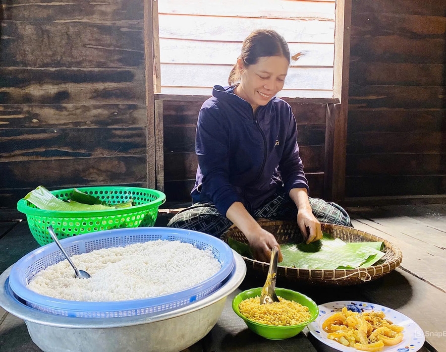 Cứ khoảng ngày 28 tháng Chạp, chị Rcom H’Rê (buôn Mi Hoan, xã Ia Hiao) bắt đầu chuẩn bị các nguyên liệu gói bánh Tét