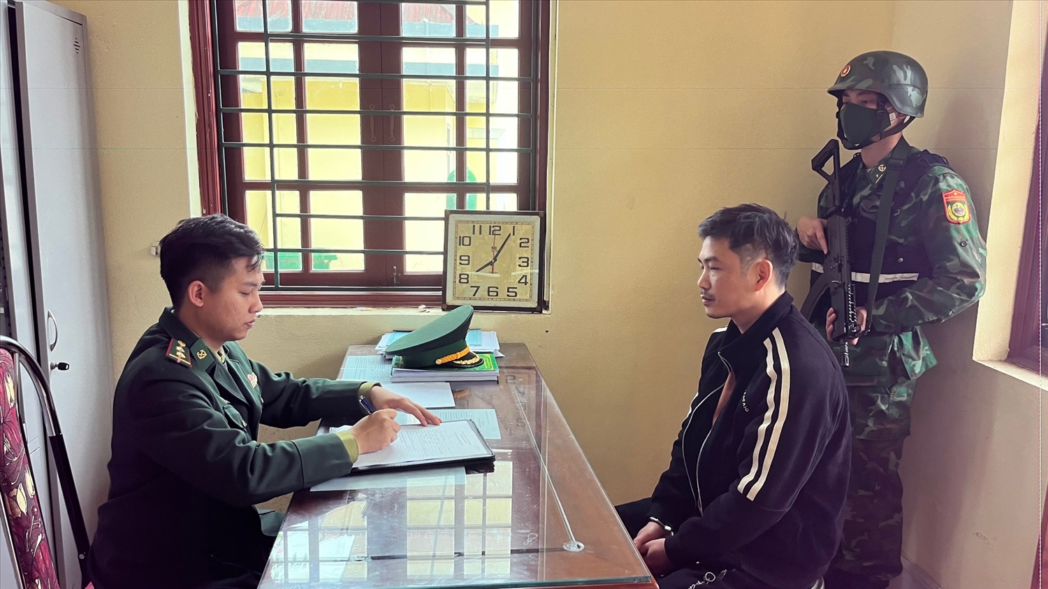 Đối tượng Phương tại cơ quan điều tra (Ảnh Trọng Bảo)