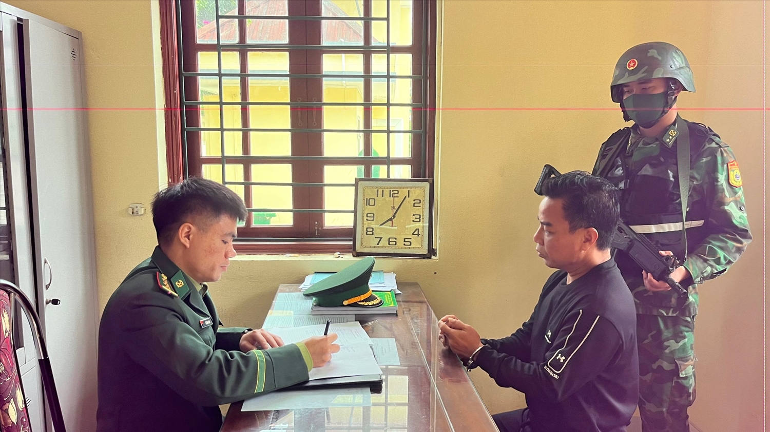 Đối tượng Hùng tại cơ quan điều tra (Ảnh Trọng Bảo)