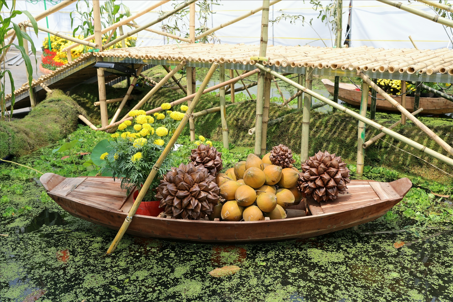 Chiếc xuồng gợi đến hình ảnh miền Tây sông nước tại không gian đường hoa