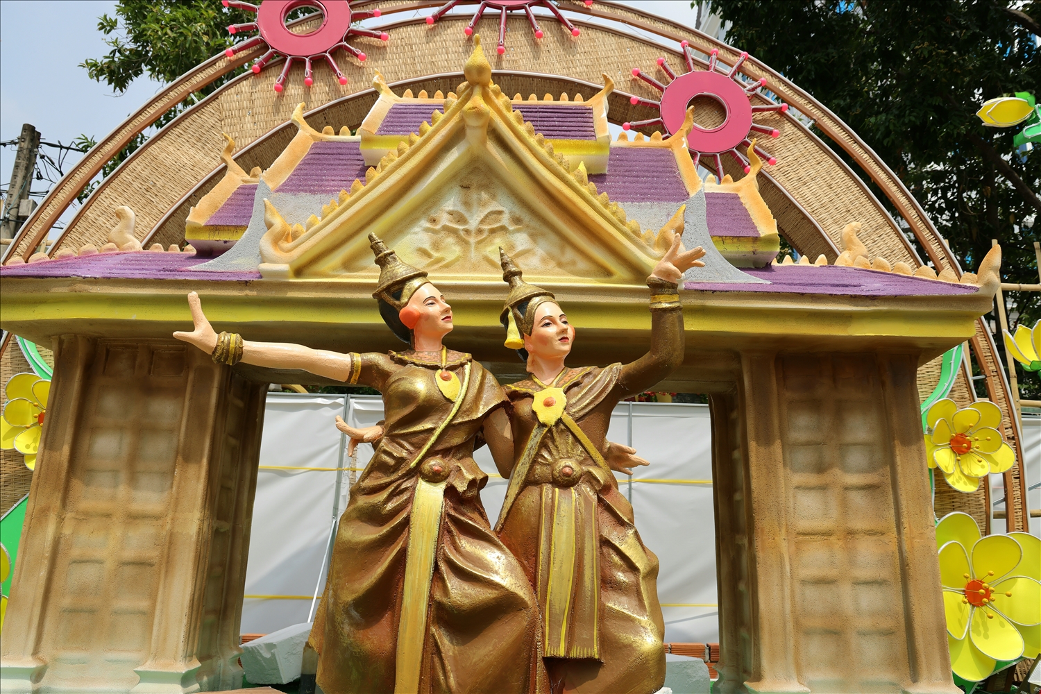 Văn hóa của đồng bào Khmer sinh sống tại Cần Thơ trong không gian đường hoa. (Ảnh: Trung Phạm)