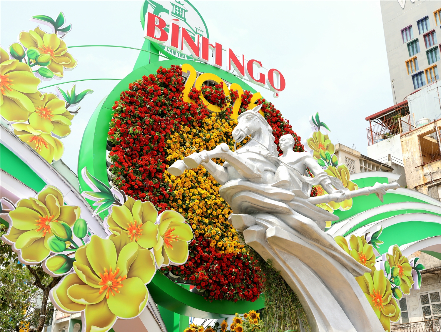 Hình tượng Thánh Gióng được dựng tại đường hoa Cần Thơ, thể hiện khát vọng vươn lên