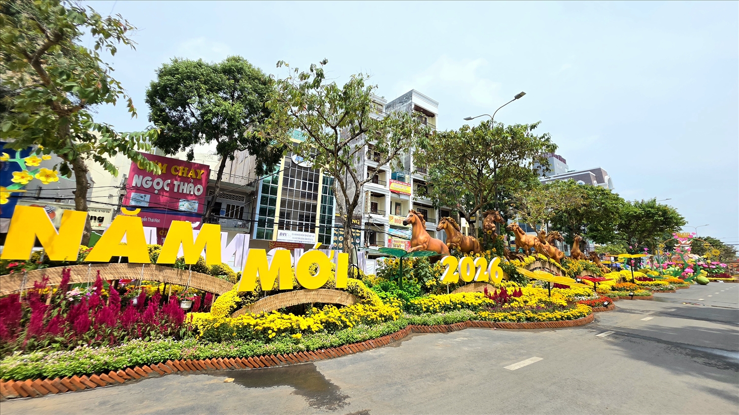 Đường hoa nghệ thuật Cần Thơ sẽ là điểm hẹn không thể bỏ lỡ của người dân và du khách trong những ngày đầu xuân. (Ảnh: Trung Phạm)