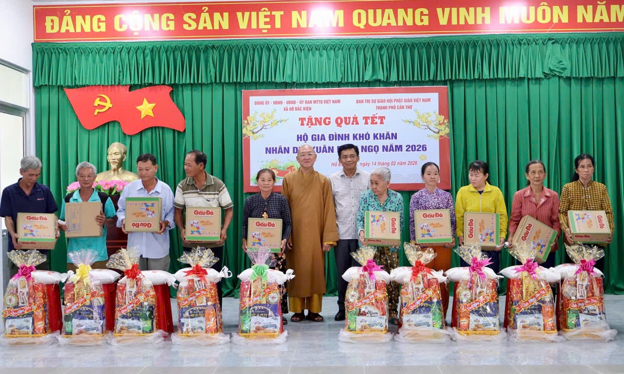 Đoàn công tác Sở Dân tộc và Tôn giáo TP. Cần Thơ thăm, tặng quà đồng bào DTTS nhân dịp Tết Nguyên đán