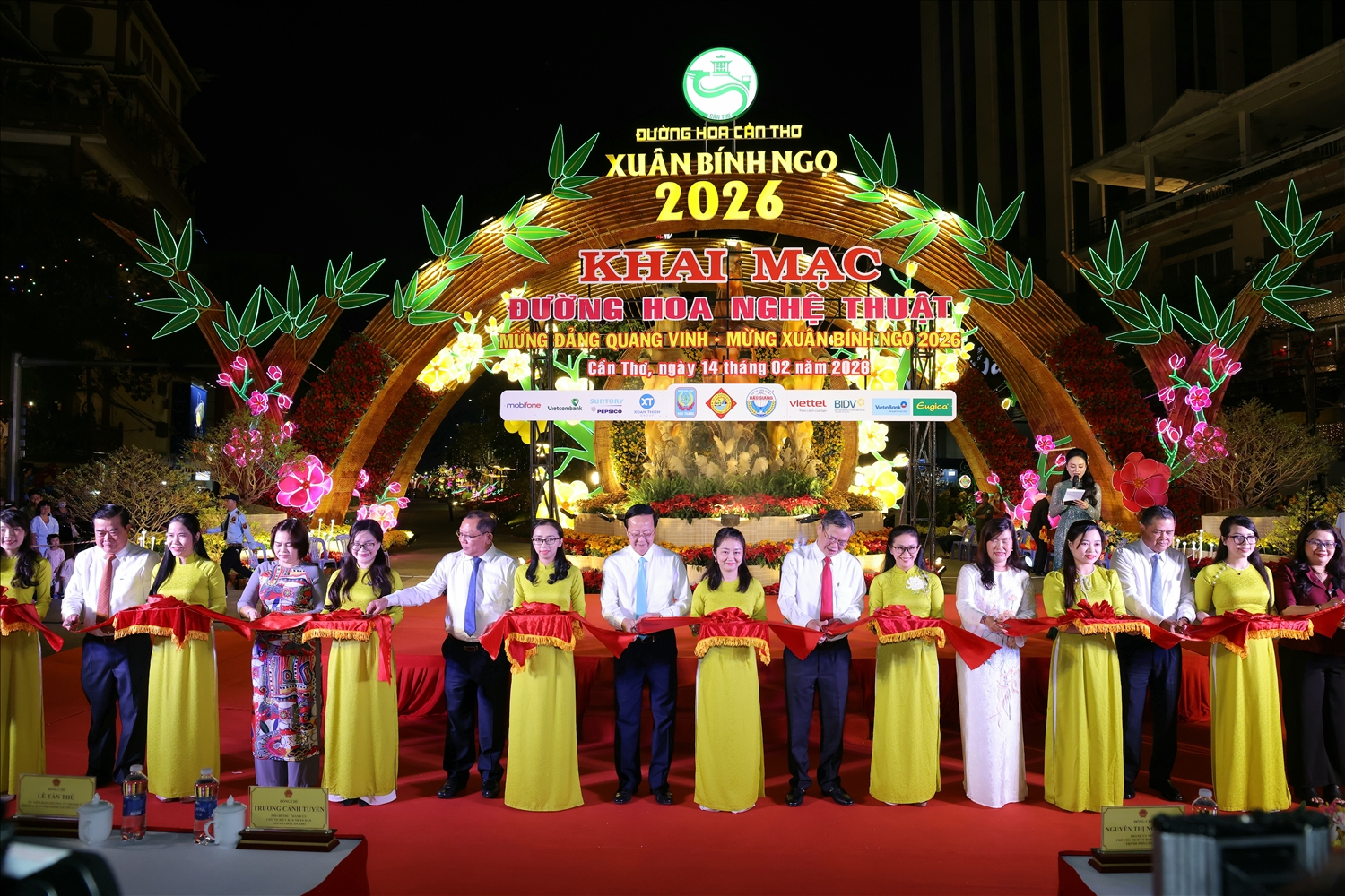 Các đại biểu cắt băng khai mạc Đường hoa. (Ảnh: Trung Phạm)