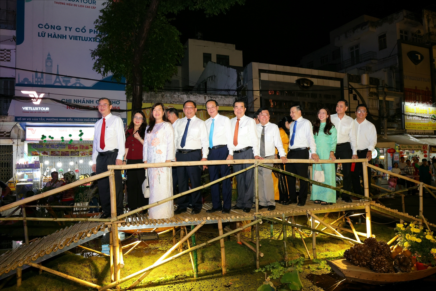 Lãnh đạo TP. Cần Thơ đi tham quan không gian đường hoa. (Ảnh: Trung Phạm)