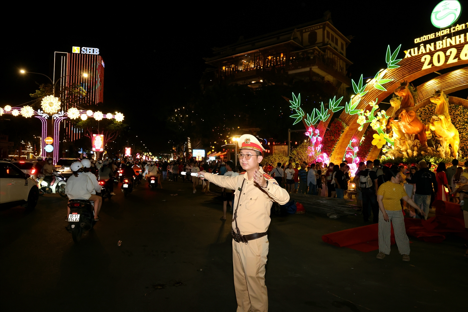 Lực lượng CSGT, Công an phường tổ chức điều tiết giao thông, giữ gìn an ninh trật tự cho người dân tham quan đường hoa. (Ảnh: Trung Phạm)