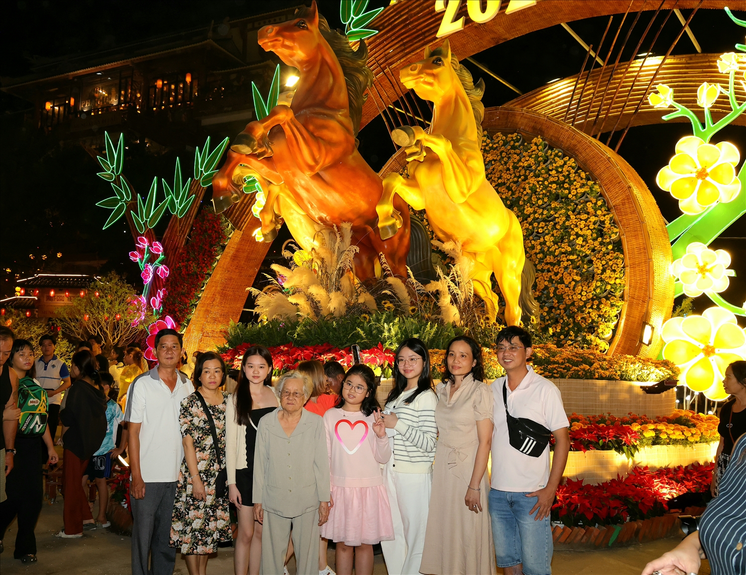 Cổng chính đường hoa nghệ thuật Cần Thơ xuân Bính Ngọ 2026 vừa khai mạc. (Ảnh: Trung Phạm)