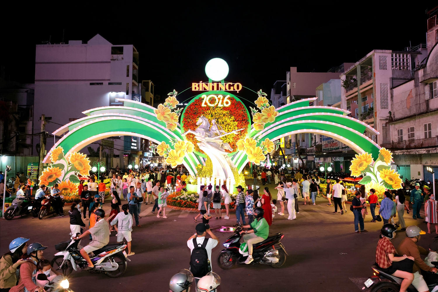 Khu vực cổng phụ có mô hình Phù Đổng Thiên Vương cưỡi ngựa cùng các biểu tượng TP. Cần Thơ mới. (Ảnh: Trung Phạm)