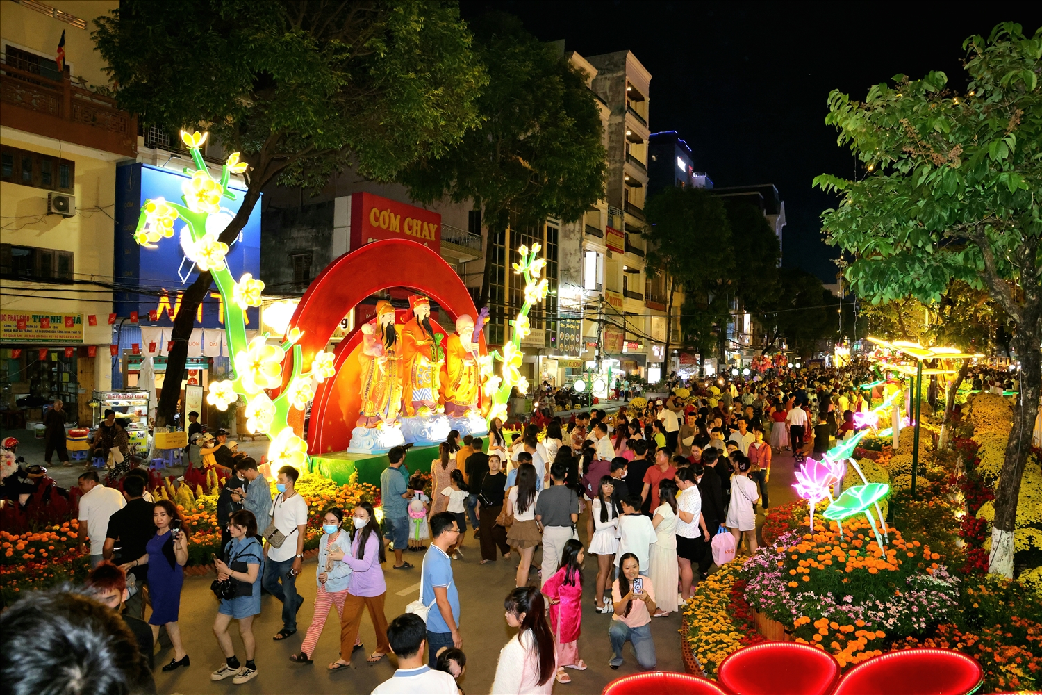 Du khách bắt đầu được tham quan, chụp ảnh check-in với đường hoa nghệ thuật Cần Thơ từ ngày 14/2. (Ảnh: Trung Phạm)