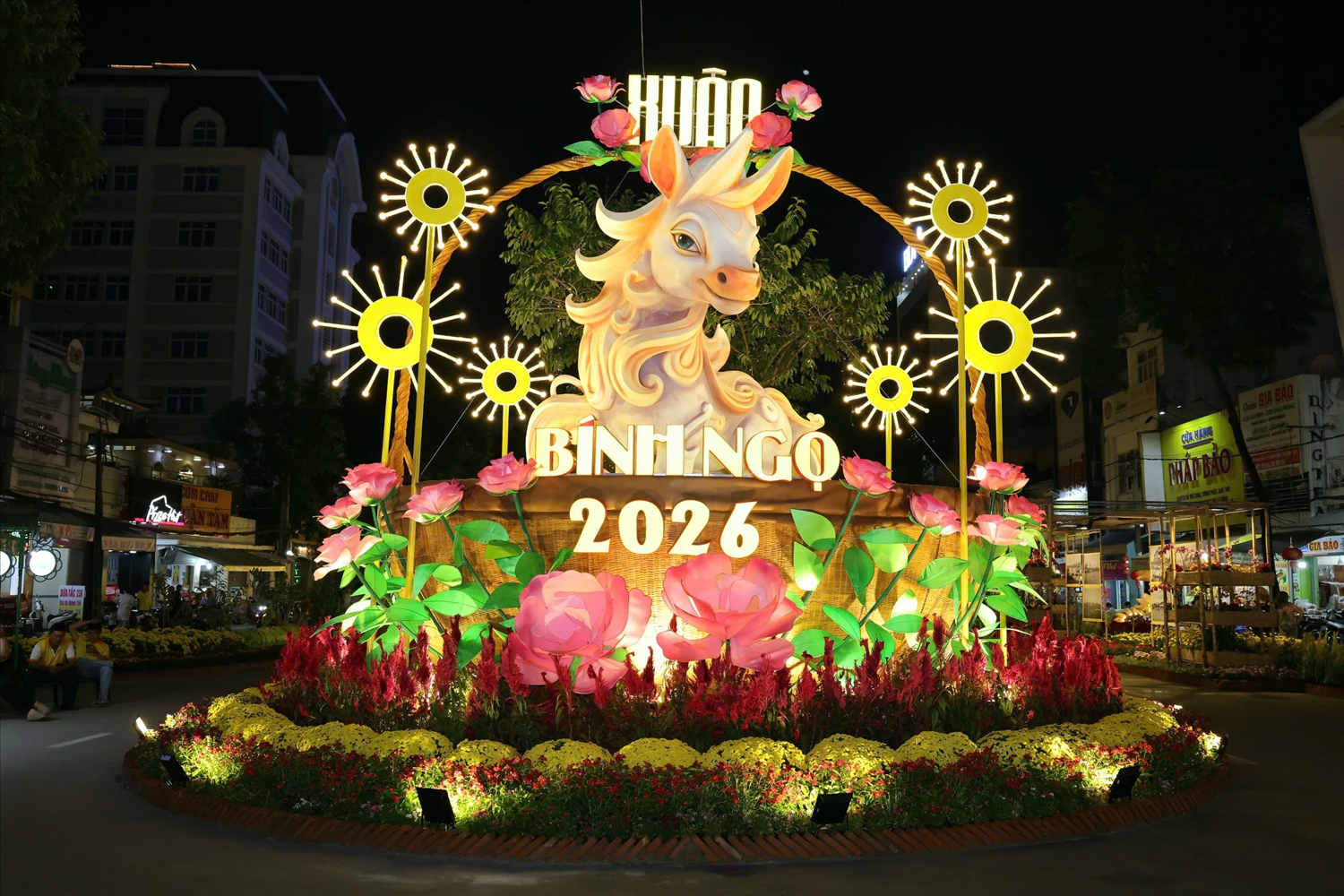 Đường hoa nghệ thuật được lắp đặt hơn 30 mô hình với hơn 50.000 chậu hoa. (Trung Phạm)