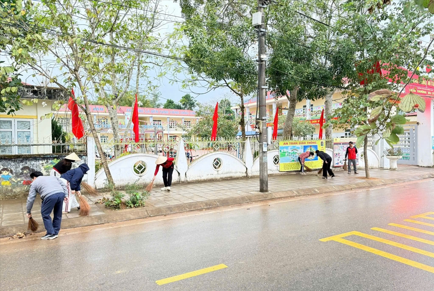 Trên nhiều tuyến đường xã Quảng Tân phát động toàn bộ cán bộ, người dân vệ sinh môi trường, treo cờ Tổ Quốc