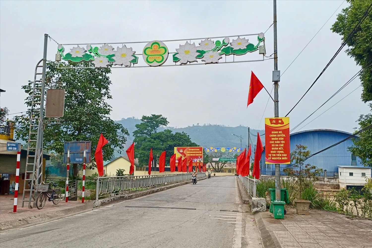 Cờ Tổ Quốc bay phấp phới tại nhiều tuyến đường tại xã Ba Chẽ