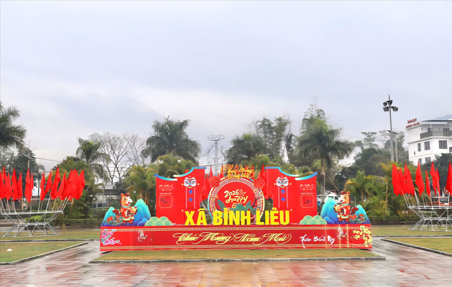 Tại trung tâm xã Bình Liêu cũng rộn rã không khí đón Tết