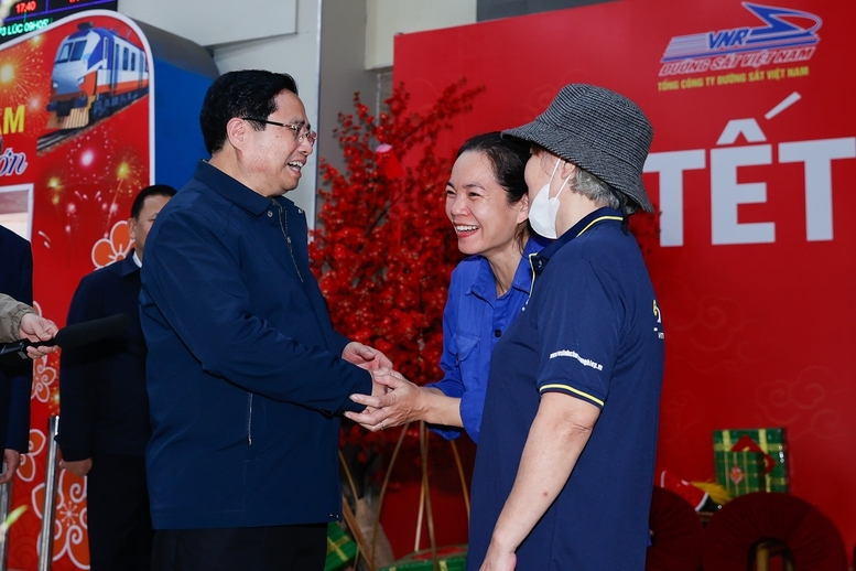 Thủ tướng Phạm Minh Chính cảm ơn, tặng quà công nhân vệ sinh môi trường tại Thủ đô 7